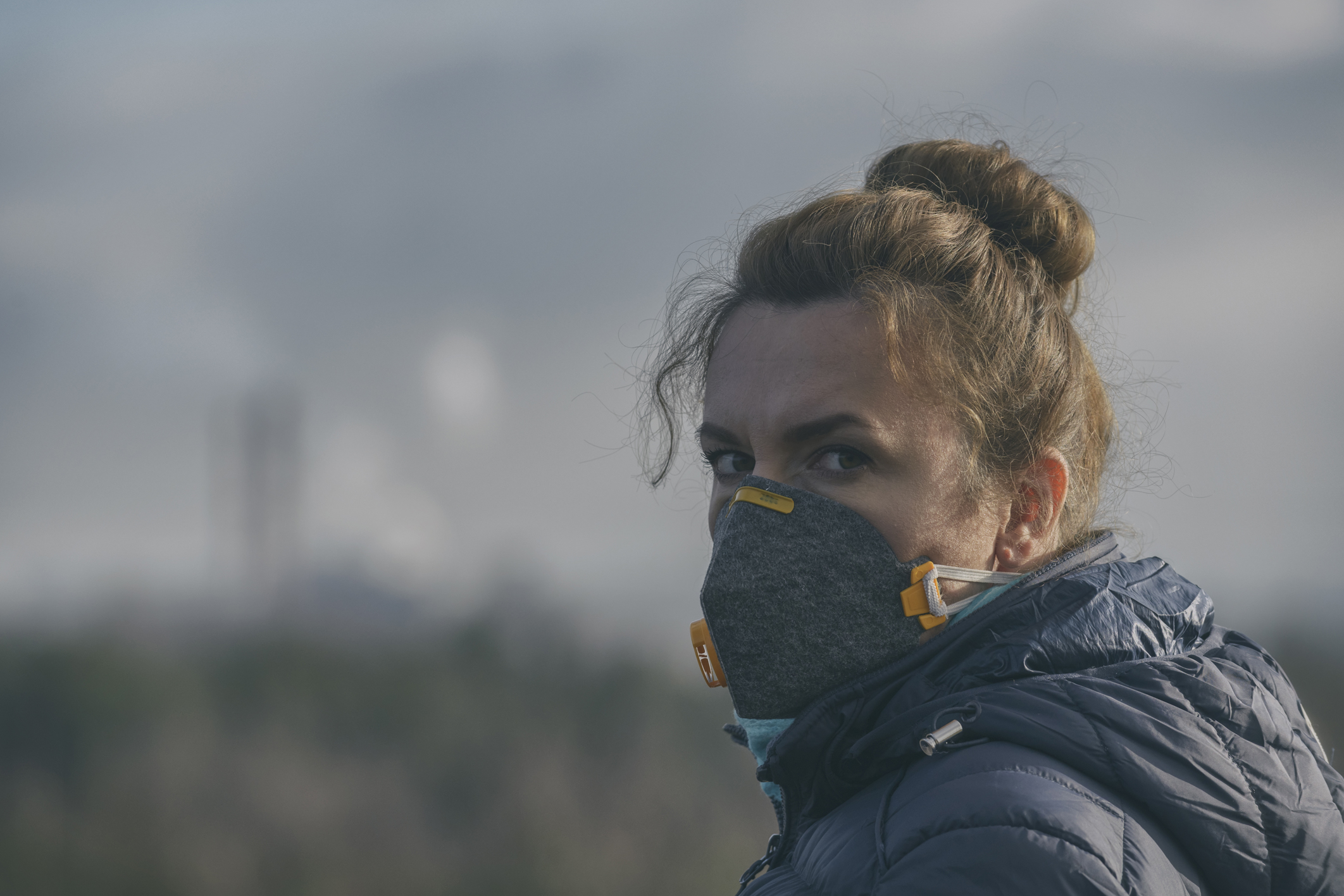 woman wearing mask due to air pollution